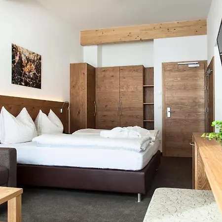 Anthony's Peaks & Pillows Aparthotel