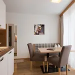 Anthony's Peaks & Pillows Aparthotel 4*